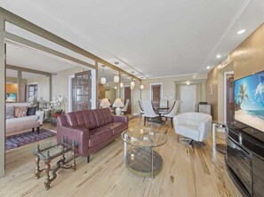 Condo, 1 très grand lit, piscine privée, vue sur l’océan | Salle de séjour | Téléviseur
