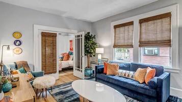 Televisio, takka, työhuone