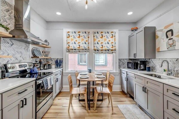 ثلاجة، ميكروويف، فرن، موقد طهي مسطح