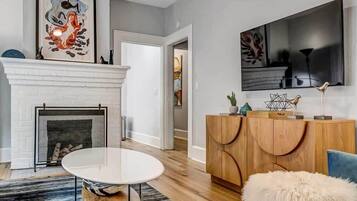 Televisión, chimenea y oficina