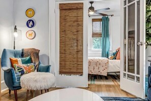 2 عدّة غرف نوم ومكواة/لوح كي وسرير سفر وواي فاي