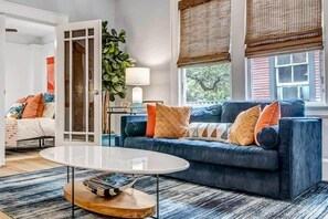 تلفزيون، مدفأة، مكتب