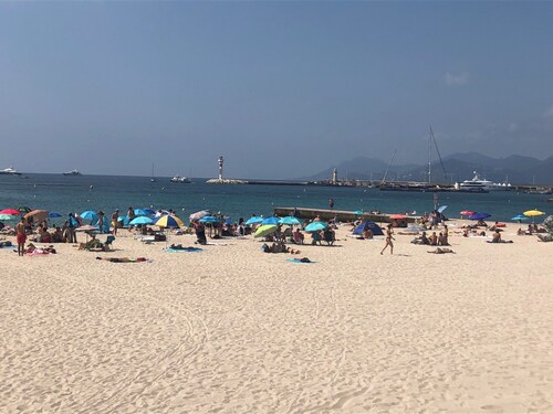 Villa with large terrace overlooking the bay of Cannes and the Esterel mountains