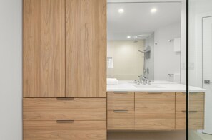 Dusche, Handtücher, Seife, Toilettenpapier
