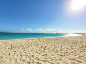 Playa en los alrededores, camastros, sombrillas y toallas de playa 
