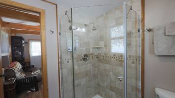 Cabaña superior, baño en la habitación (Spruce Cabin) | Baño