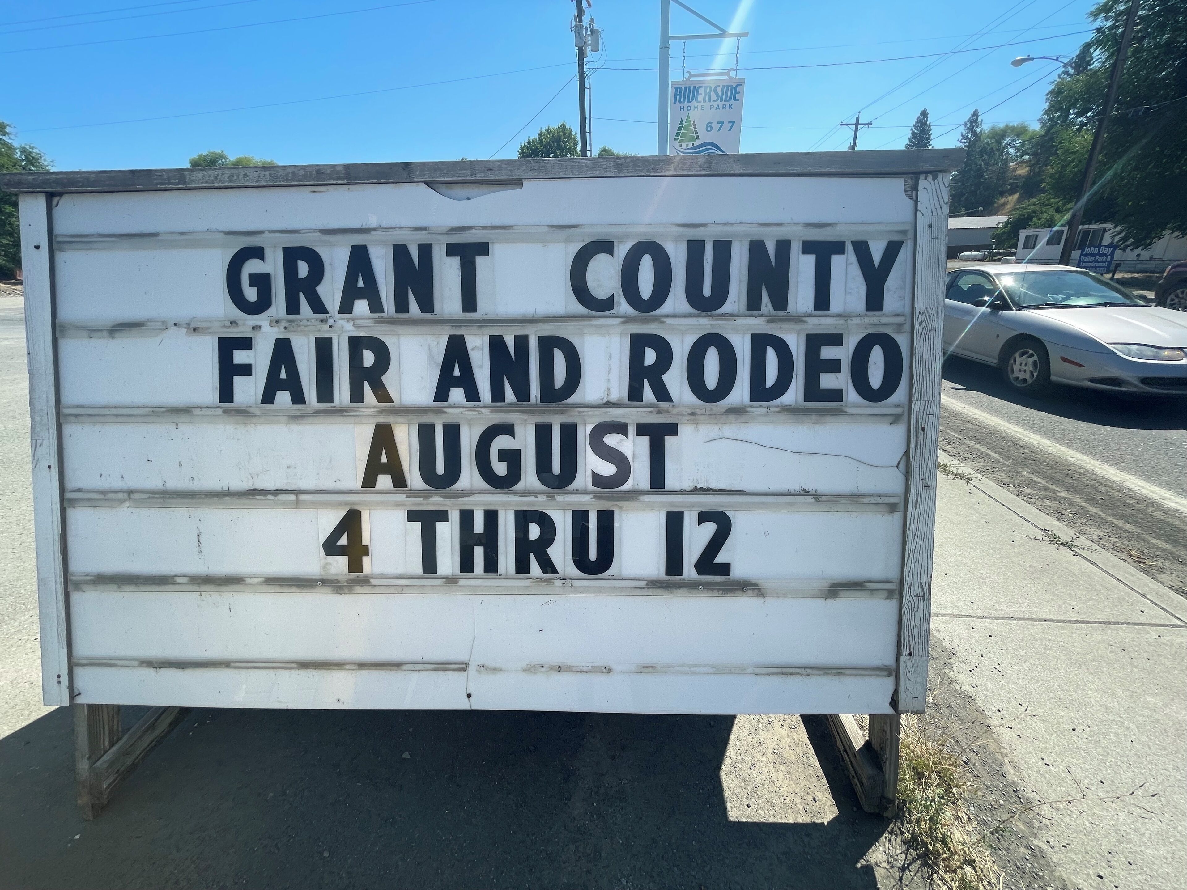 Un panneau publicitaire annonçant la foire et le rodéo du comté de Grant, qui se dérouleront du 4 au 12 août.