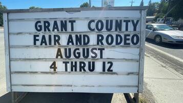 Un panneau publicitaire annonçant la foire et le rodéo du comté de Grant, qui se dérouleront du 4 au 12 août.