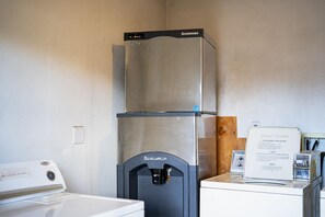 Laundry room - Budget 8 Motel John Day (John Day)