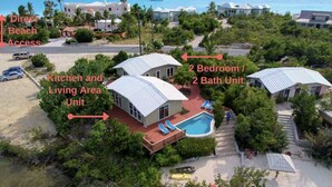 Un resort con acceso directo a la playa, cocina y sala de estar, un apartamento de 2 recámaras y 2 baños, y acceso en kayak a Chalk Sound.