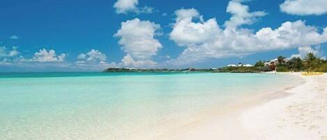 ビーチの近く、サンラウンジャー、ビーチタオル