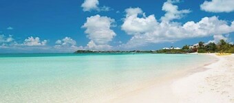 VILLA SERENE—2 Bed, 2.5 Bath Villa with Beach Access just steps to Sapodilla Bay