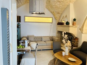 TV, fireplace, books - Abitazione Tipica ed Esclusiva Nell'antico Borgo Medievale di Ceglie Messapica (Ceglie Messapica)