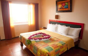 Down duvets, desk, laptop workspace, blackout curtains - Hotel Yadran (Puntarenas)