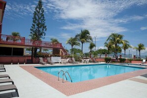 2 outdoor pools, open 8:00 AM to 9:00 PM, free pool cabanas - Hotel Yadran (Puntarenas)