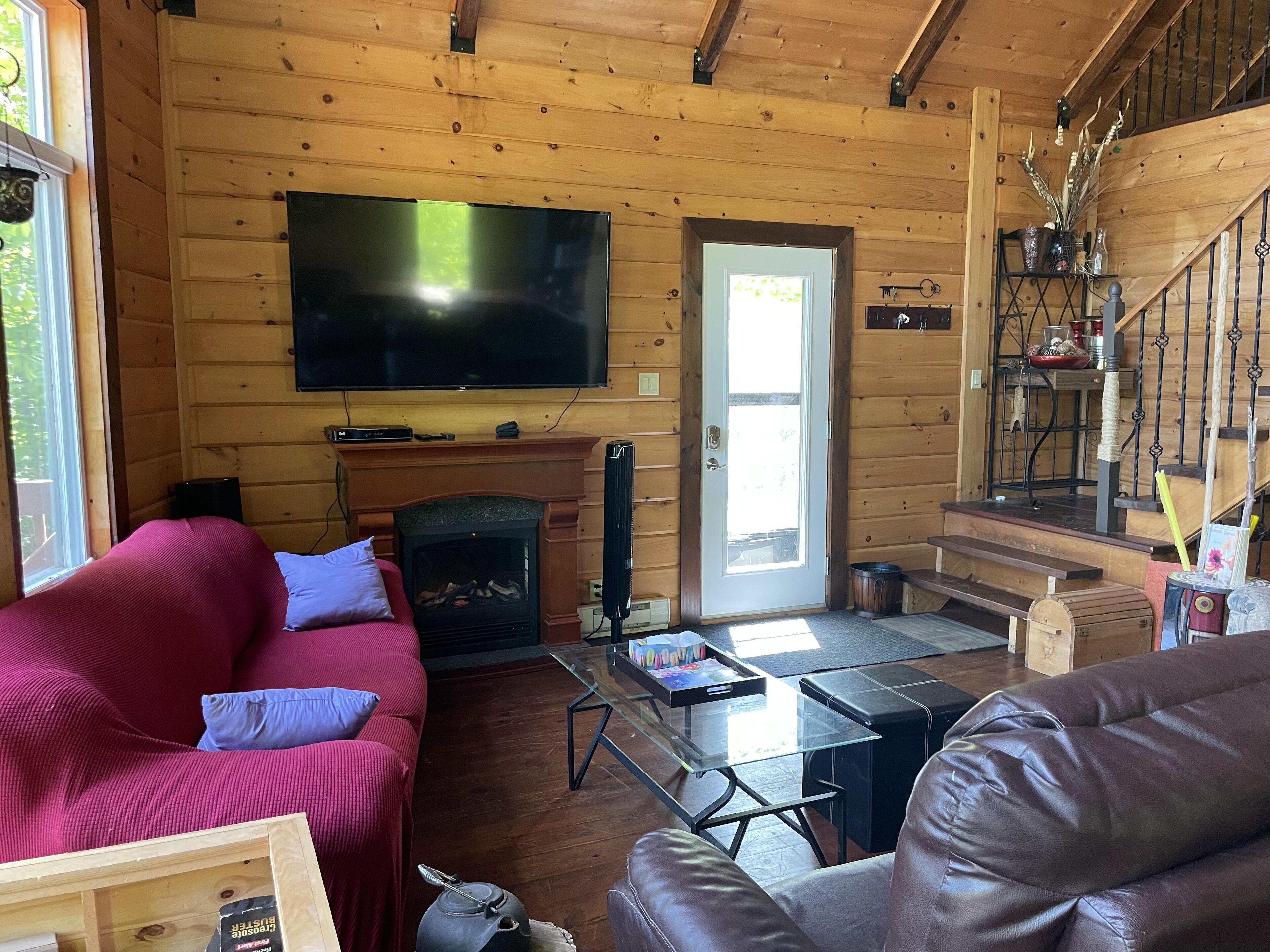 Joy's Chalet - Hottub, Lake, and Cliff