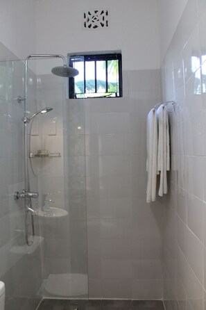 Douche, serviettes fournies, savon, papier toilette