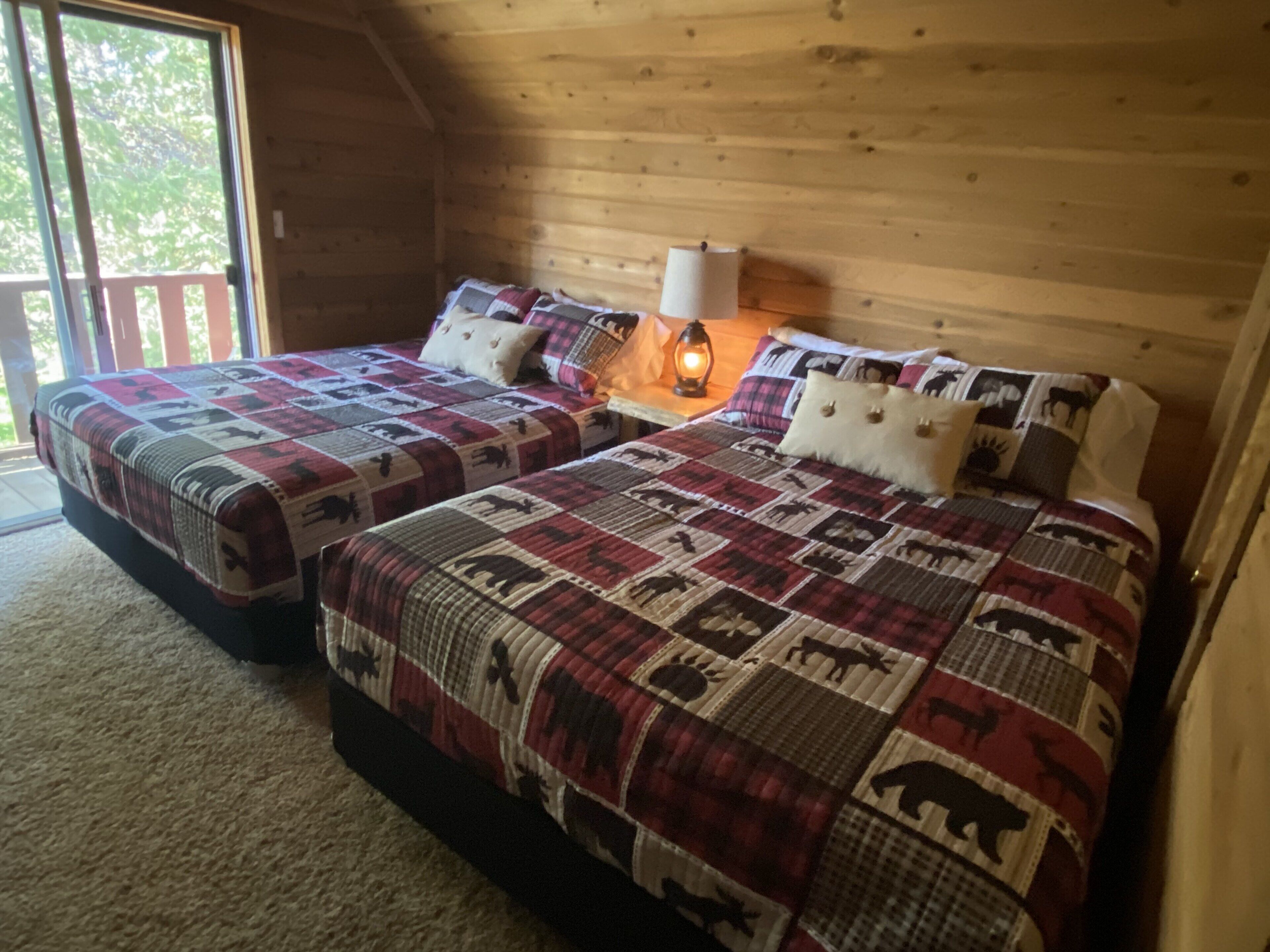 Cozy 3 bedroom Cabin w/ hot tub