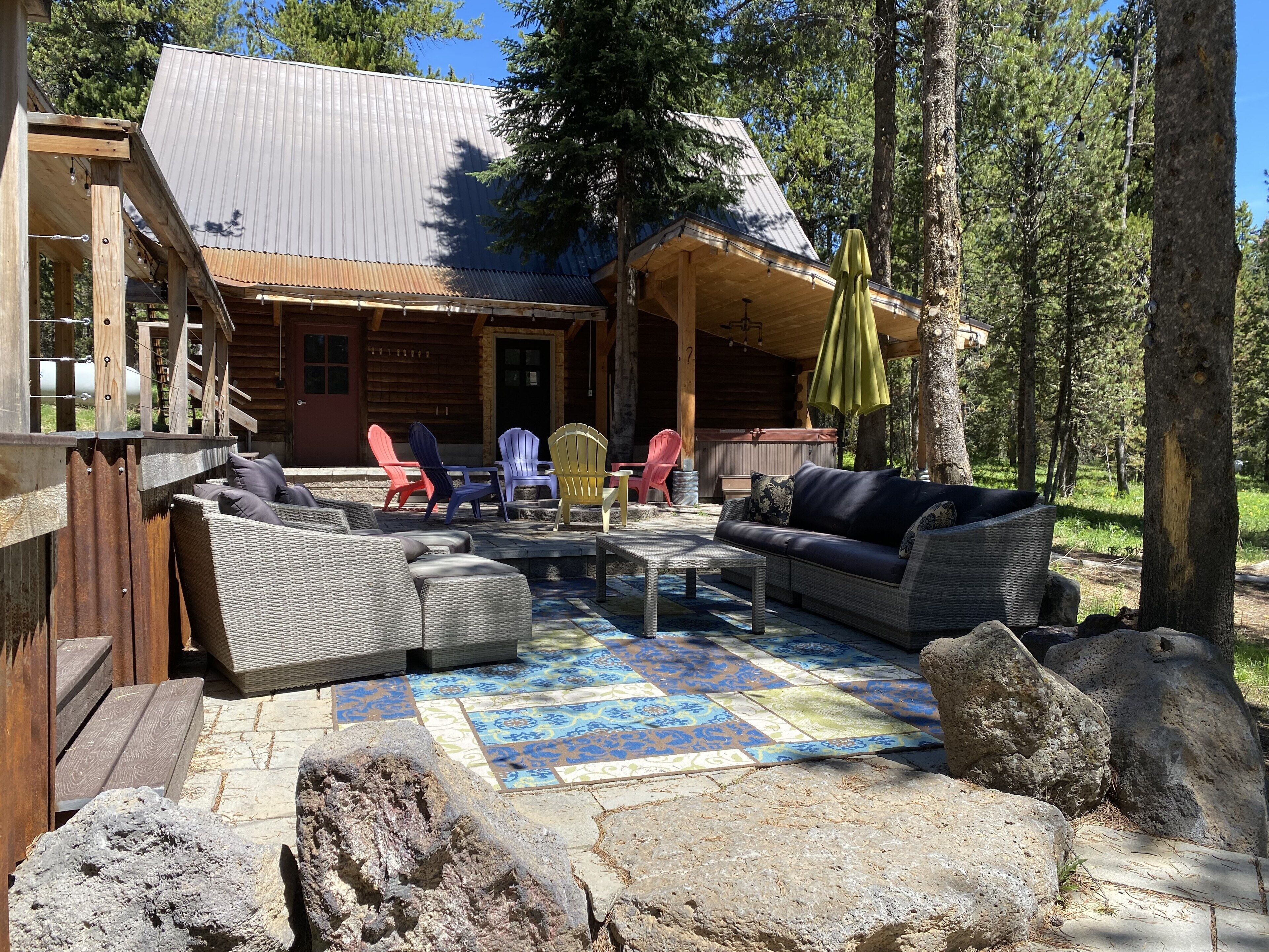 Cozy 3 bedroom Cabin w/ hot tub