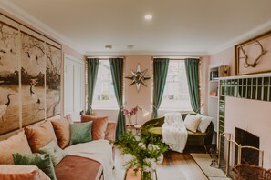 Smart TV, fireplace, books - Sumptuous Romance: Tip-top luxe lodge & garden on vast seaside estate (Portpatrick)