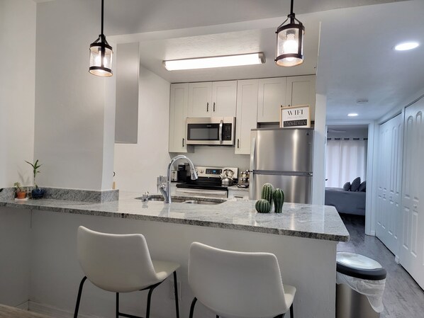 Een koelkast, een magnetron, een oven, een kookplaat