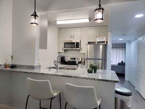 🌟 Modern Comfort Awaits in Gainesville Condo 🌆🏡