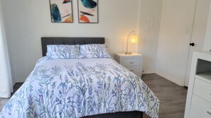 2 slaapkamers, een bureau, een strijkplank/strijkijzer, gratis wifi