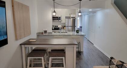 🌟 Modern Comfort Awaits in Gainesville Condo 🌆🏡