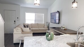 Smart-tv, böcker och kontor