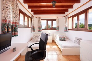5 bedrooms, iron/ironing board, free WiFi, bed sheets