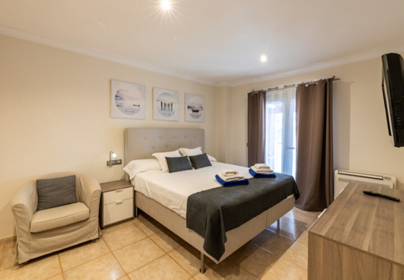 4 slaapkamers, een strijkplank/strijkijzer, gratis wifi, beddengoed