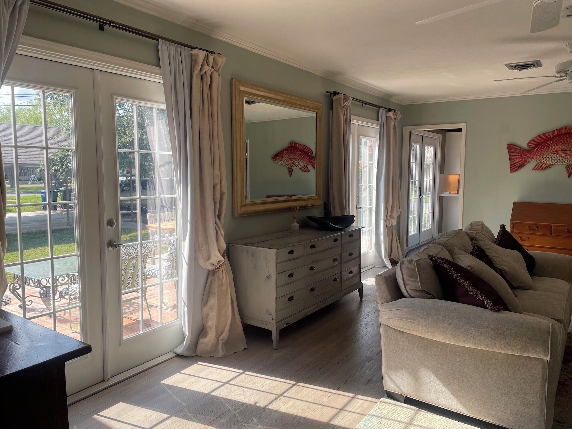 تلفزيون ذكي، مدفأة، كُتُب، مكتبة فيديو