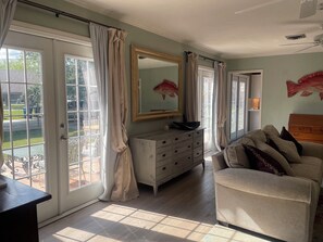 TV connectée, cheminée, livres, vidéothèque