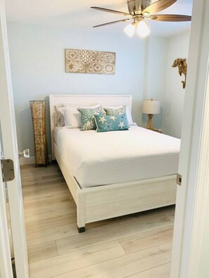 1 chambre, bureau, fer et planche à repasser, lit de bébé portatif