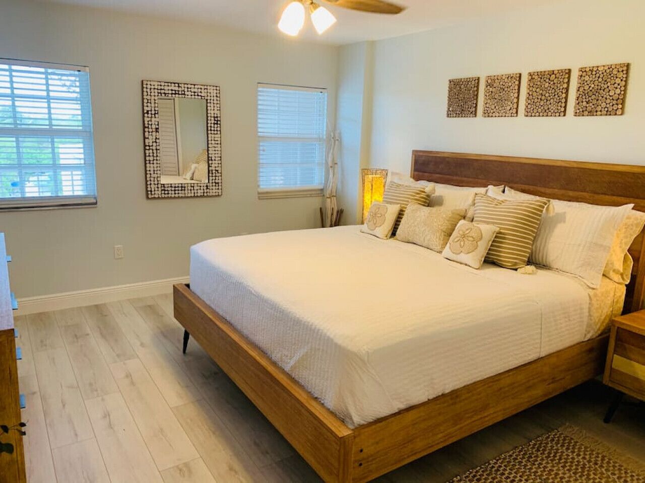 1 quarto, escrivaninha, ferros/tábuas de passar roupa, berço de viagem