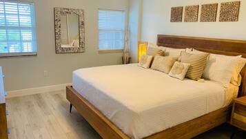 1 quarto, escrivaninha, ferros/tábuas de passar roupa, berço de viagem