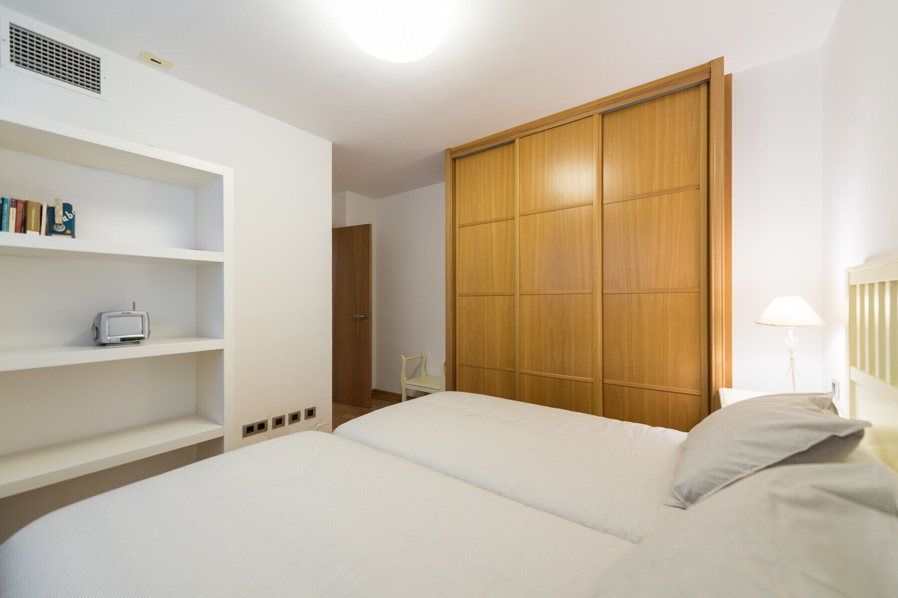 2 slaapkamers, een strijkplank/strijkijzer, gratis wifi, beddengoed