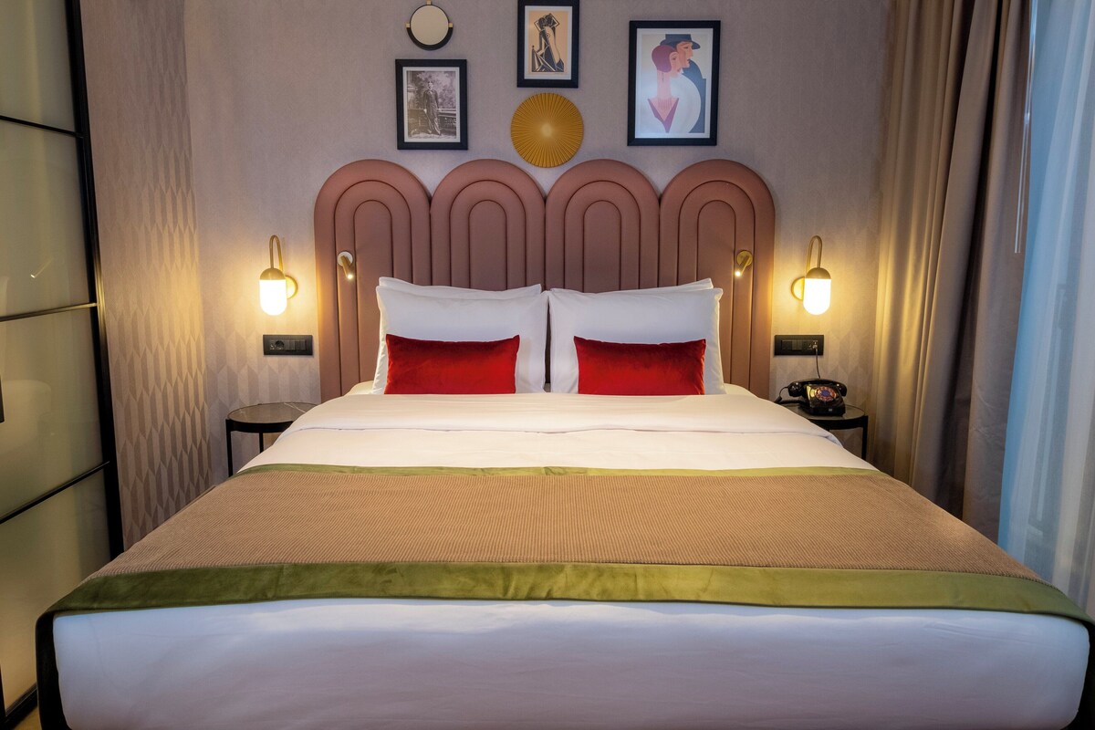 Suite, 1 queensize-seng | Minibar, safe på rommet, skrivebord og lydisolert