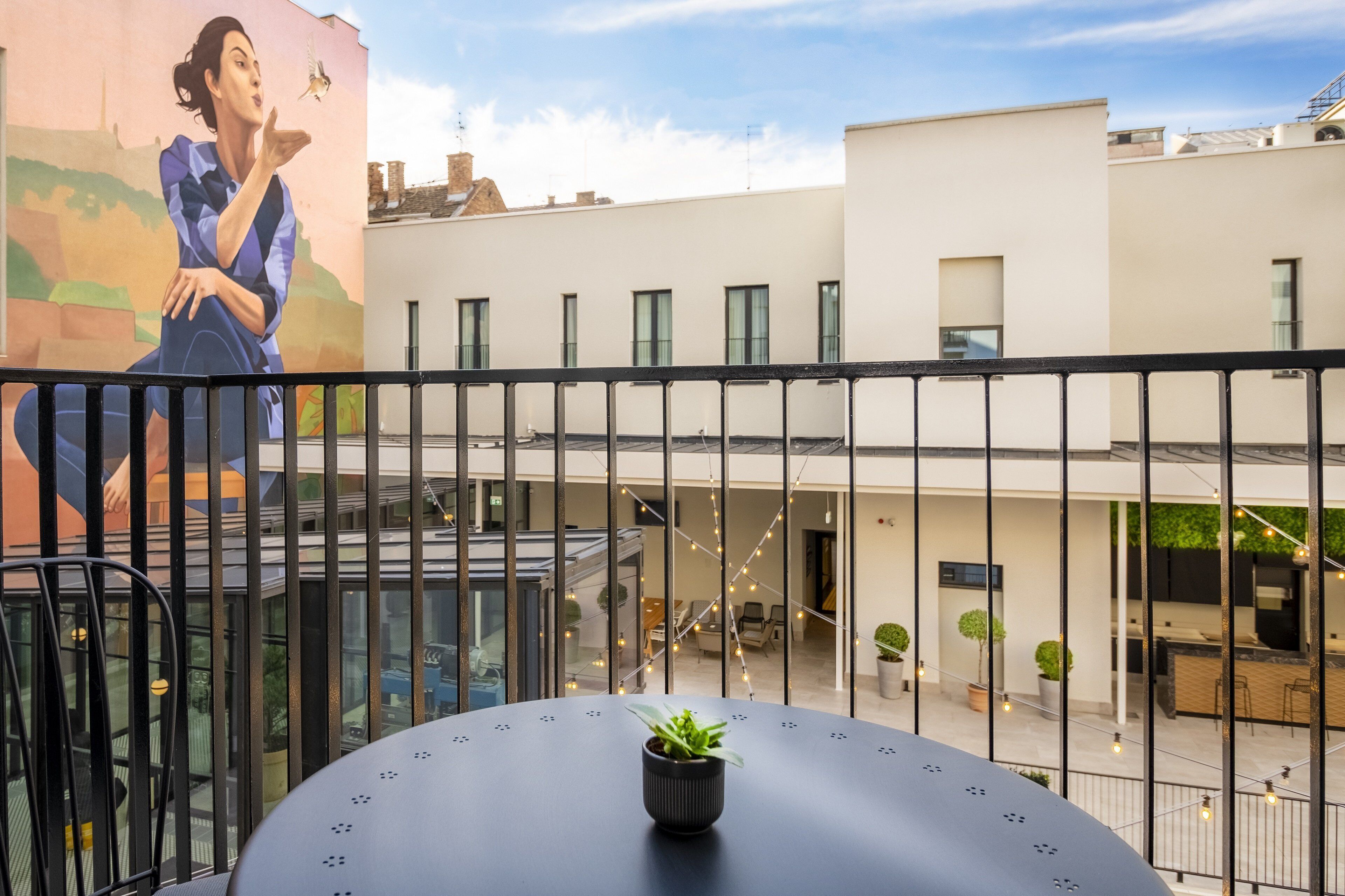 Frigobar, cofres nos quartos, escrivaninha, quartos à prova de som