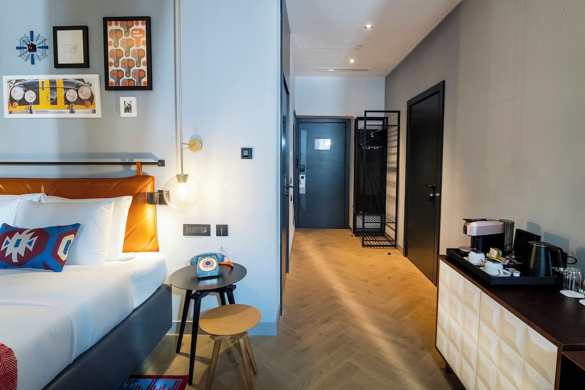 Room, 1 Queen Bed, Accessible Bathtub | Minibar, in-room safe, desk, soundproofing