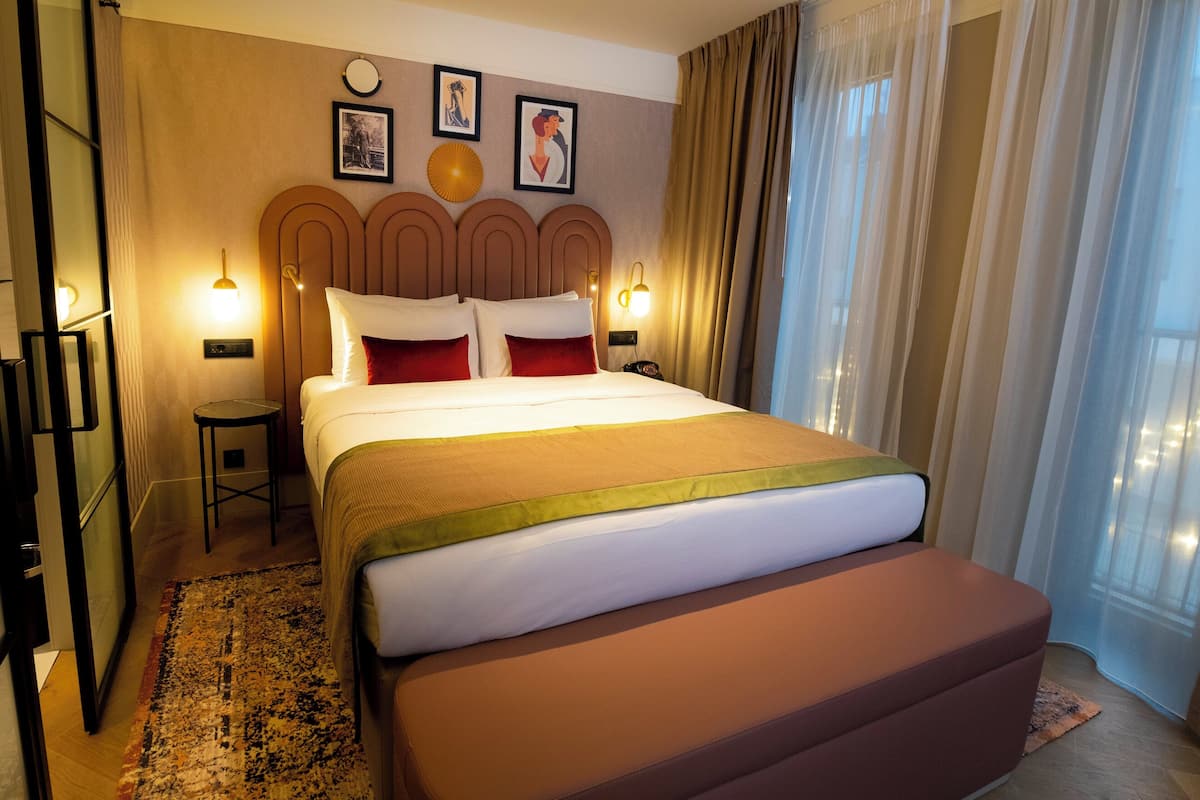 Suite, 1 Queen-Bett | 1 Schlafzimmer, Minibar, Zimmersafe, Schreibtisch