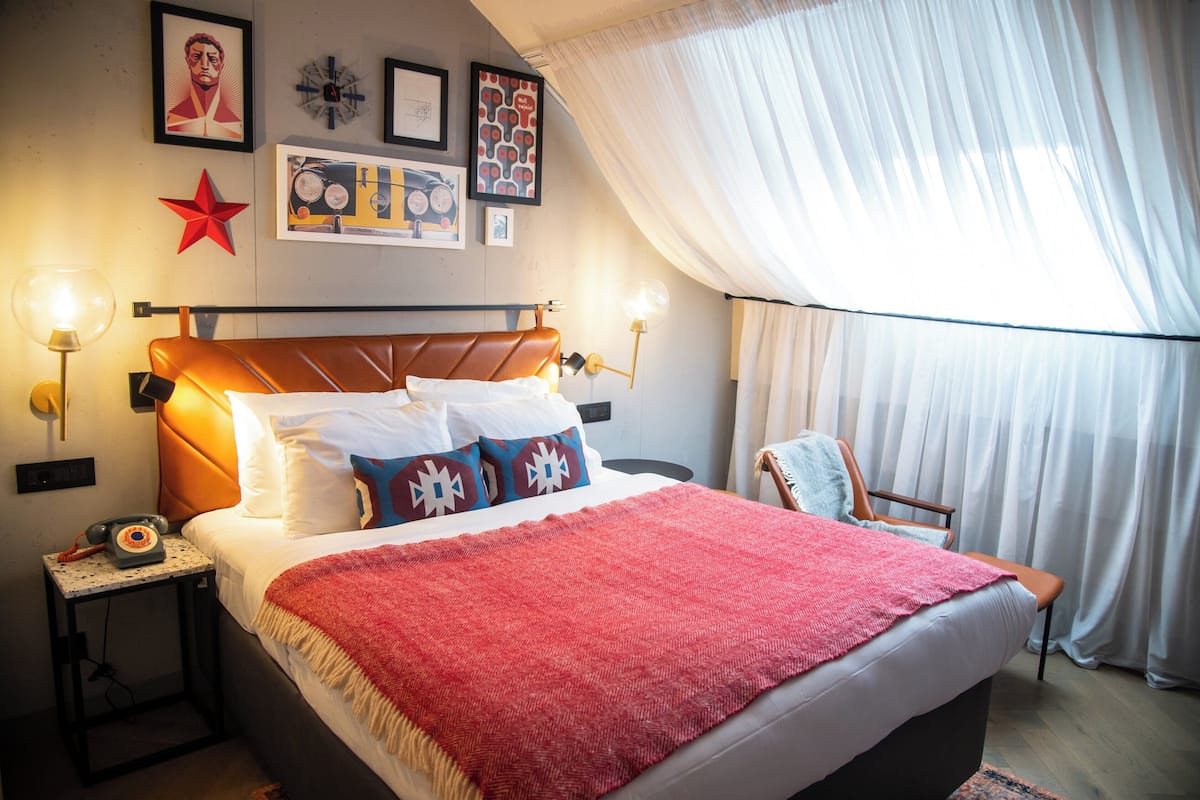 Standardzimmer, 1 Doppelbett (Cozy Attic Room) | 1 Schlafzimmer, Minibar, Zimmersafe, Schreibtisch
