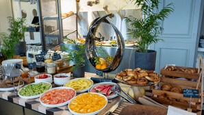 Un buffet garni de divers plats et agrémenté d’un grand miroir décoratif.