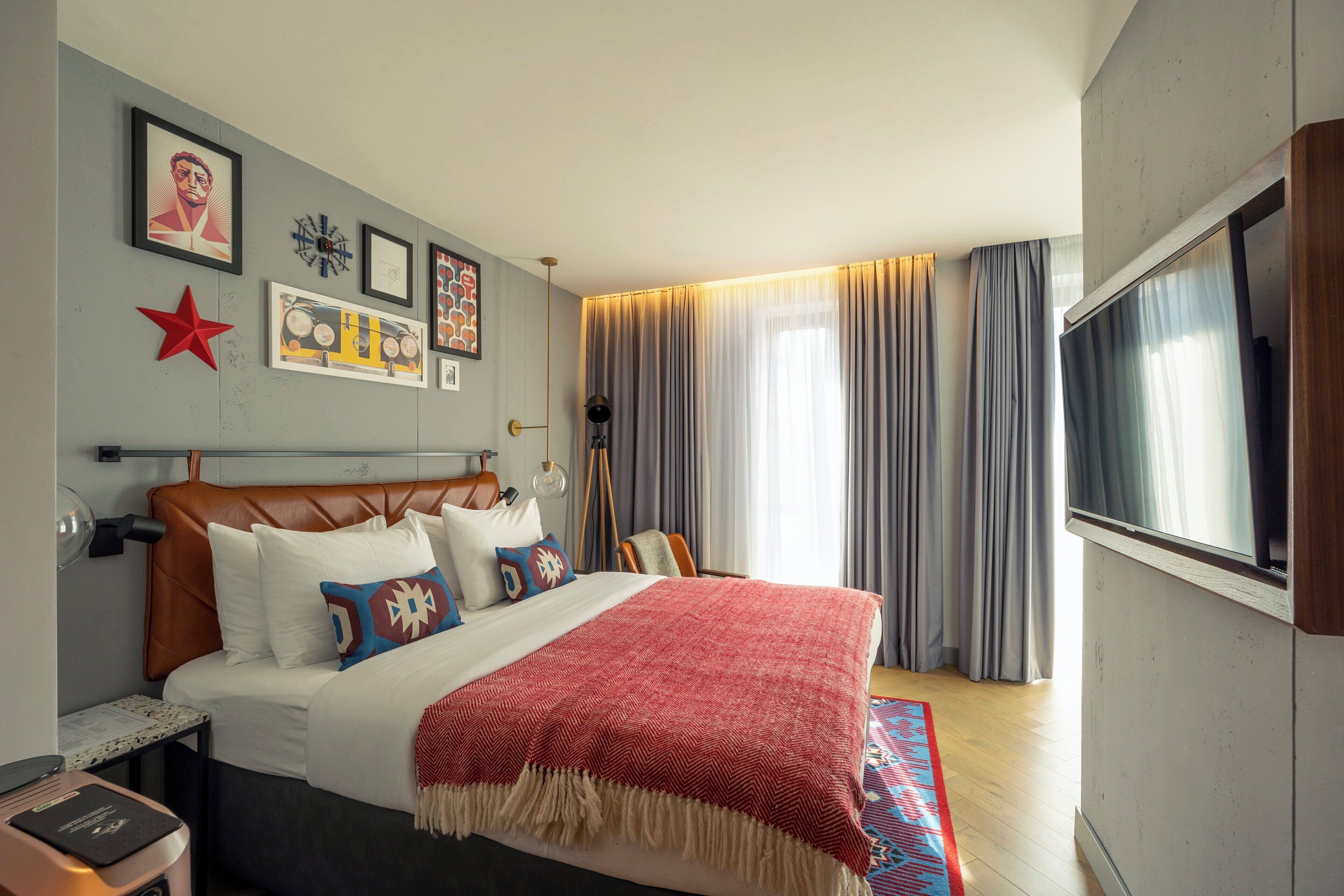 Premium-Zimmer, 1 Queen-Bett, Balkon (Stocked Minibar) | Minibar, Zimmersafe, Schreibtisch, schallisolierte Zimmer