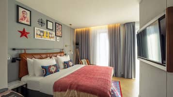 Premium-Zimmer, 1 Queen-Bett, Balkon (Stocked Minibar) | Minibar, Zimmersafe, Schreibtisch, schallisolierte Zimmer