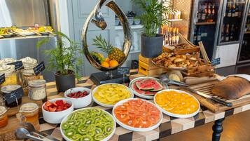 Bữa sáng buffet hàng ngày (15 EUR/mỗi người)