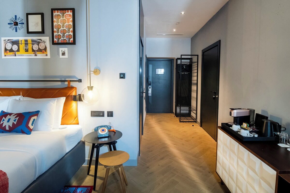 Rom, 1 queensize-seng, tilgjengelighetstilpasset badekar | Minibar, safe på rommet, skrivebord og lydisolert