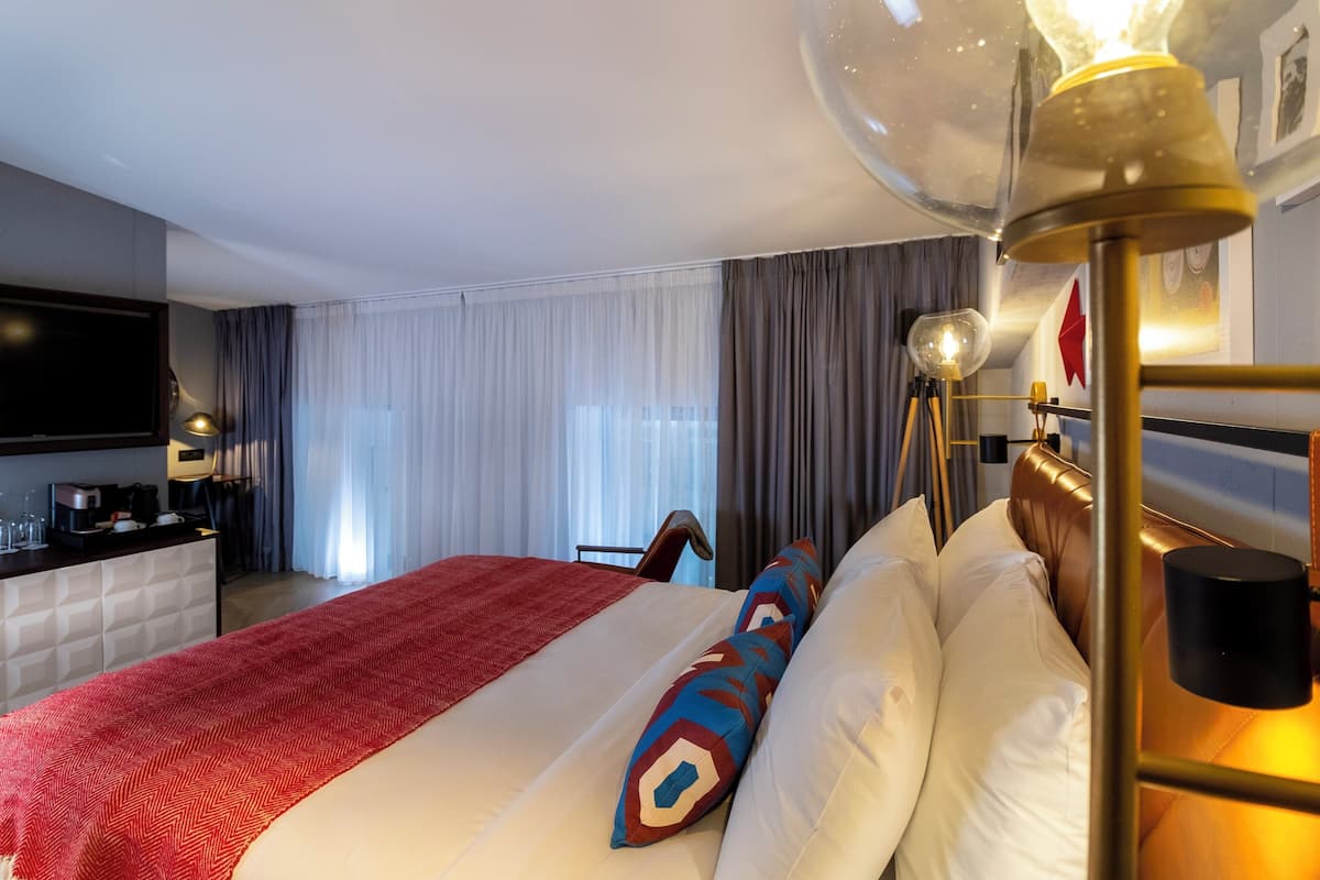 Standardzimmer, 1 Queen-Bett (Knez Mihailova Street View) | 1 Schlafzimmer, Minibar, Zimmersafe, Schreibtisch