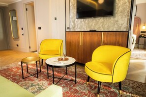 Phòng Suite, 1 giường cỡ queen | Minibar, két bảo mật tại phòng, bàn, phòng cách âm 