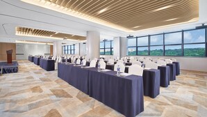 A conference room with a long table, chairs, and a podium. - Holiday Inn Express Chongqing Airport Zone by IHG (Chongqing)